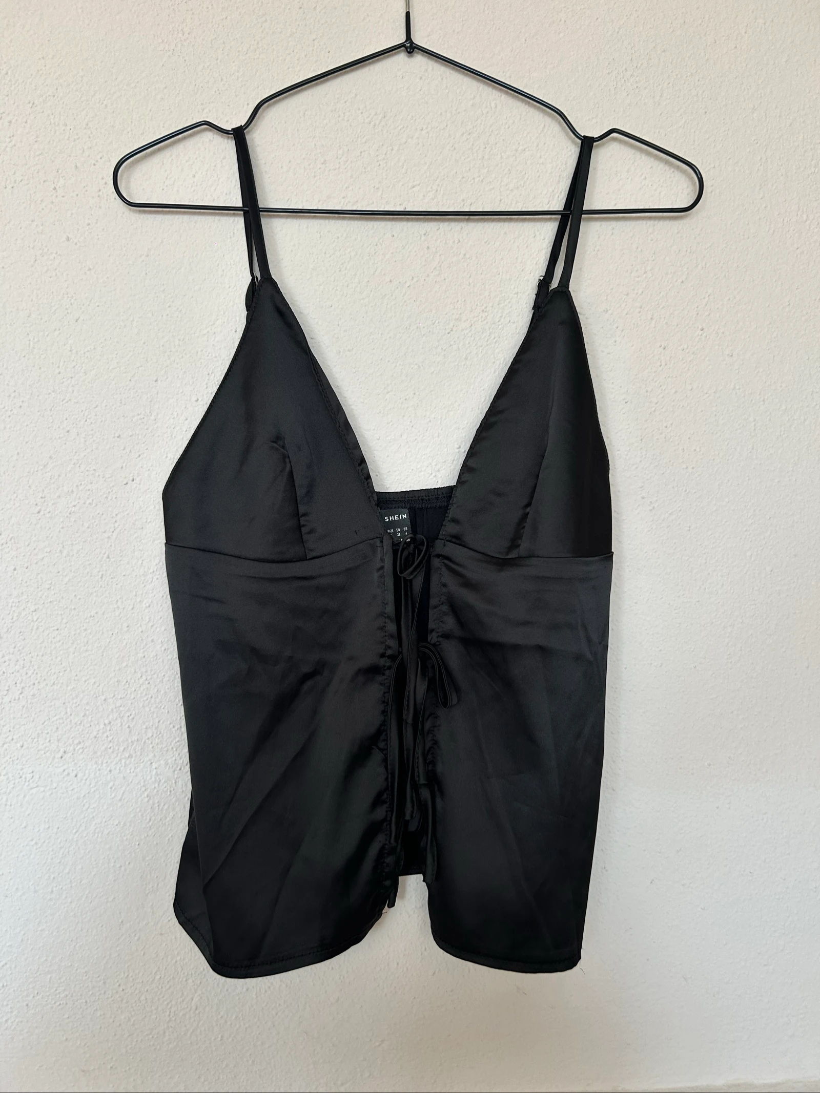 Blusa negra estilo satén 